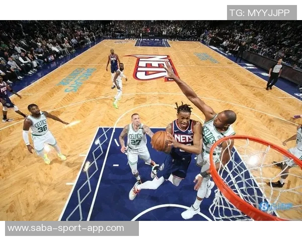 克拉克斯顿半场表现出色11投6中贡献13分7篮板2助攻1抢断